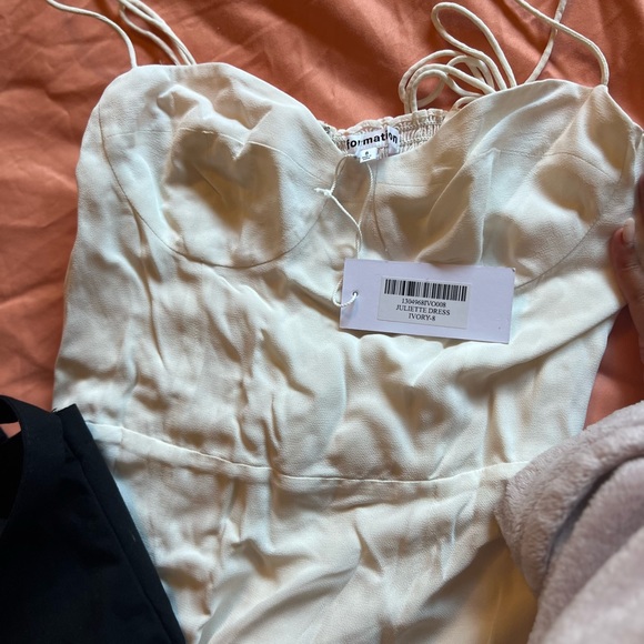 Never worn new with tags Reformation Dress. Size 8. - Picture 2 of 4